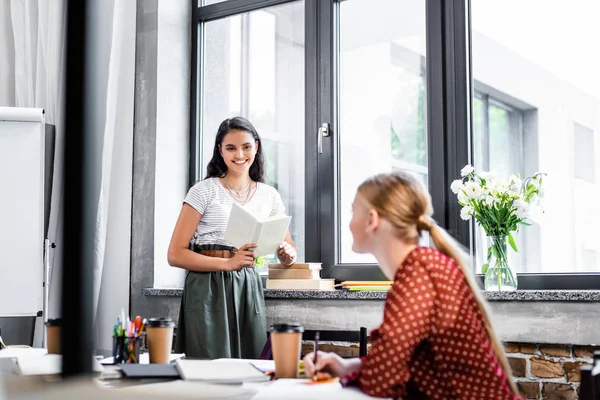 Två Multietniska Vänner Som Ler Och Tittar Varandra — Stockfoto