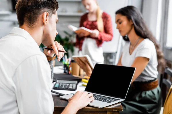 Selektiv Fokus Student Tittar Laptop Med Blank Skärm — Stockfoto