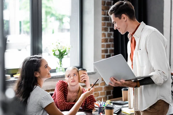 Multi Etnische Studenten Glimlachen Kijken Naar Elkaar Appartement — Stockfoto