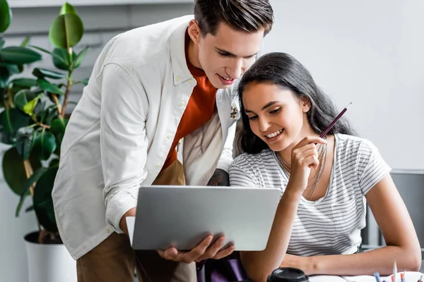 Estudantes Multiétnicos Sorrindo Olhando Para Laptop Apartamento — Fotografia de Stock