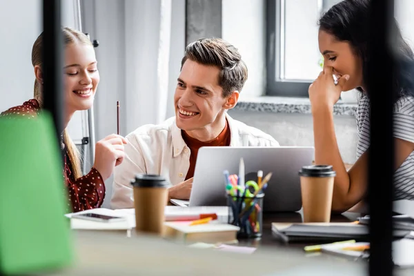 Étudiants Multiethniques Souriant Regardant Ordinateur Portable Dans Appartement — Photo