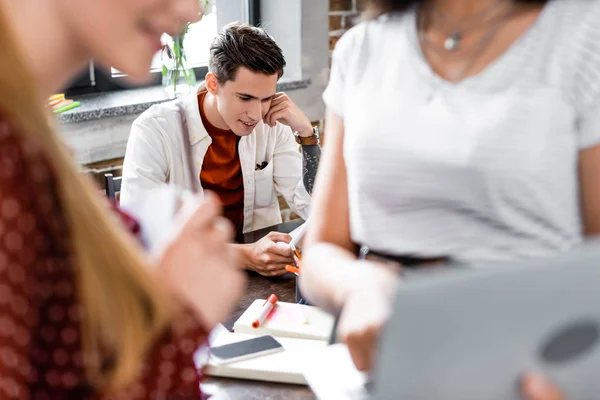 Selektiver Fokus Der Hübschen Studentin Die Der Wohnung Lächelt Und — Stockfoto