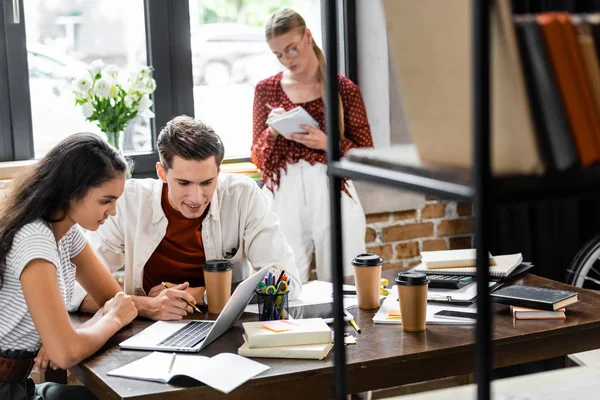 Multiethnische Studenten Lächeln Und Schauen Auf Laptop Wohnung — Stockfoto