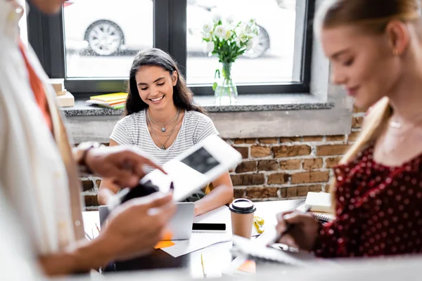 Selectieve Focus Van Raciale Aantrekkelijke Student Glimlachend Appartement — Stockfoto