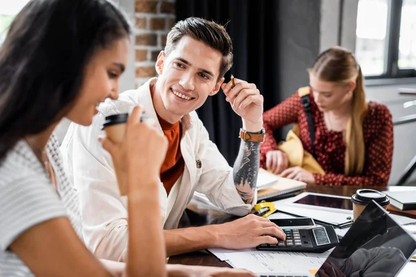 Estudantes Multiétnicos Sorrindo Olhando Para Laptop Apartamento — Fotografia de Stock