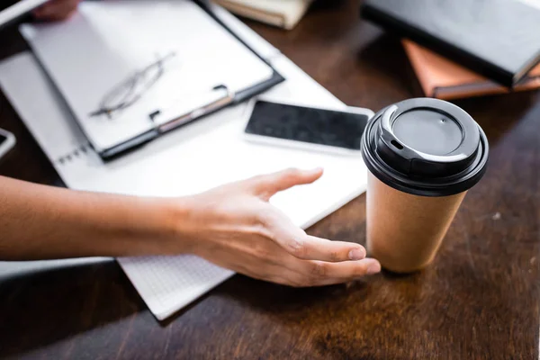 Bijgesneden Beeld Van Student Die Papier Beker Tafel Neemt — Stockfoto