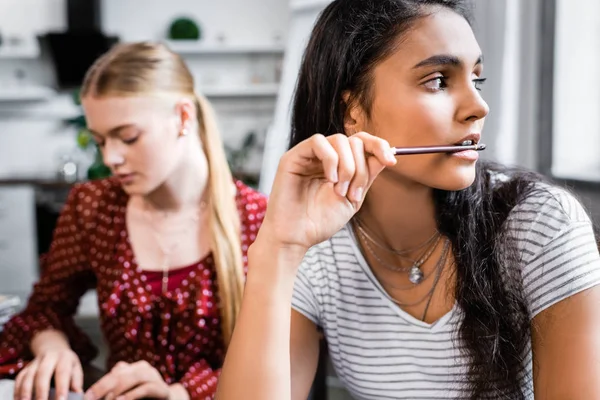 Enfoque Selectivo Estudiante Racial Sosteniendo Lápiz Mirando Hacia Otro Lado — Foto de Stock