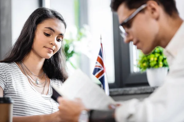 Enfoque Selectivo Estudiantes Multiculturales Atractivos Guapos Que Estudian Apartamento —  Fotos de Stock