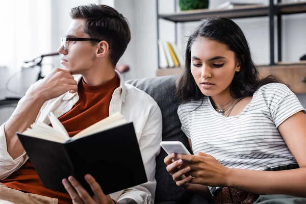 Multicultural Students Holding Book Using Smartphone Apartment — Stock Photo, Image