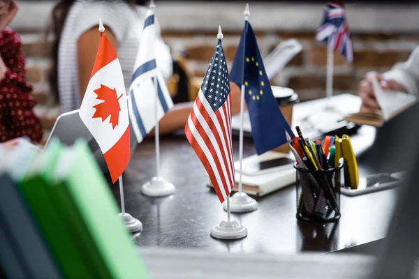 アメリカ カナダ 欧州連合 イスラエルの旗の選択的焦点 — ストック写真