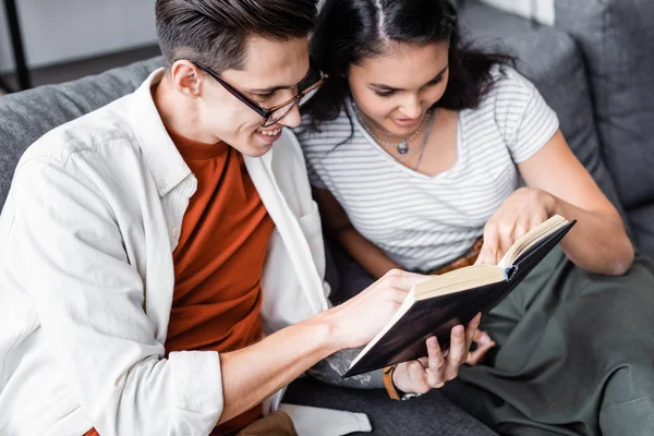 Fröhliche Multikulturelle Studenten Lächeln Und Lesen Buch Wohnung — Stockfoto