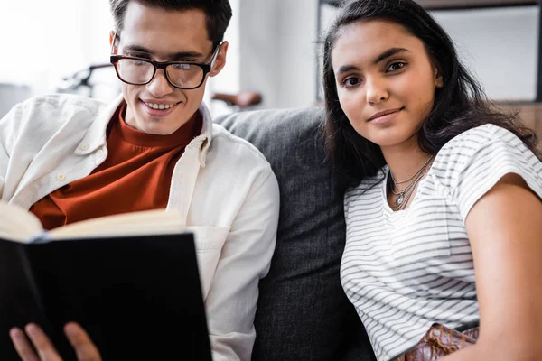 Fröhliche Multikulturelle Studenten Lächeln Und Lesen Buch Wohnung — Stockfoto