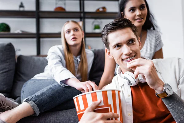 Selektivní Zaměření Multikulturních Přátel Kteří Usmívají Jedí Popcorn Bytě — Stock fotografie