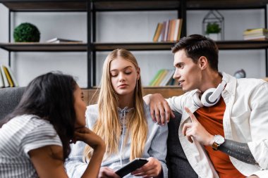 dairede konuşan yakışıklı ve çekici çok kültürlü arkadaşlar seçici odak 