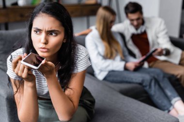 dairede akıllı telefon konuşurken iki ırklı kadının seçici odak 