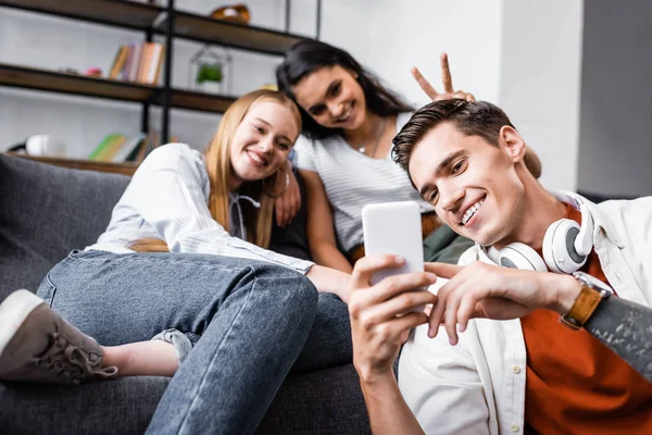 Enfoque Selectivo Amigos Multiculturales Tomando Selfie Apartamento — Foto de Stock