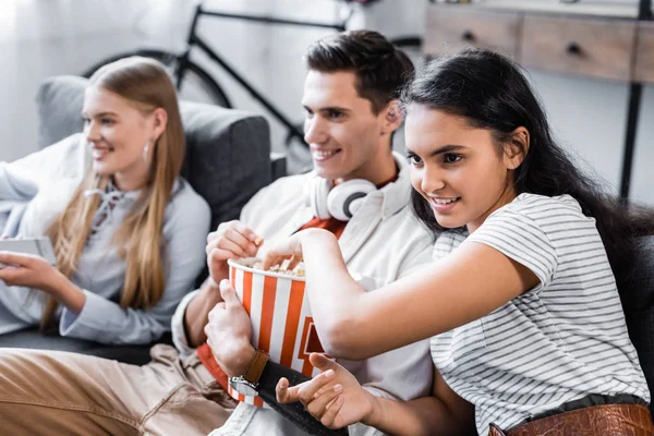 Multicultural Friends Sitting Sofa Eating Popcorn Apartment — Stock Photo, Image