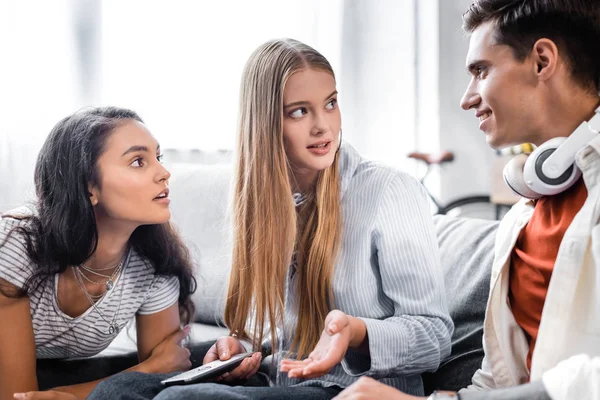 Guapos Atractivos Amigos Multiculturales Sonriendo Hablando Apartamento —  Fotos de Stock