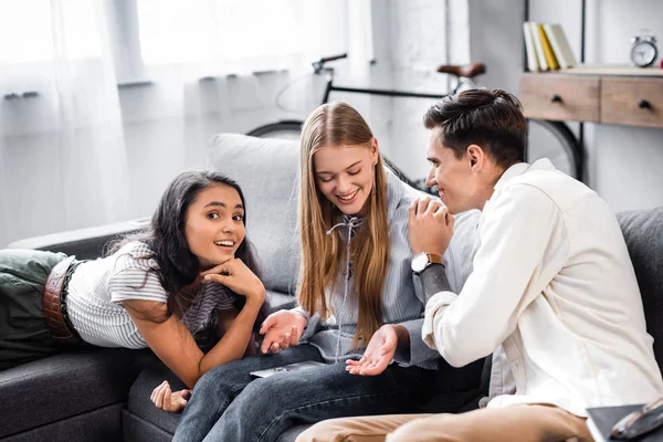 Gutaussehende Und Attraktive Multikulturelle Freunde Die Der Wohnung Lächeln Und — Stockfoto