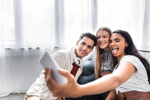 Selektiv Fokusering Mångkulturella Vänner Leende Och Selfie Lägenhet — Stockfoto