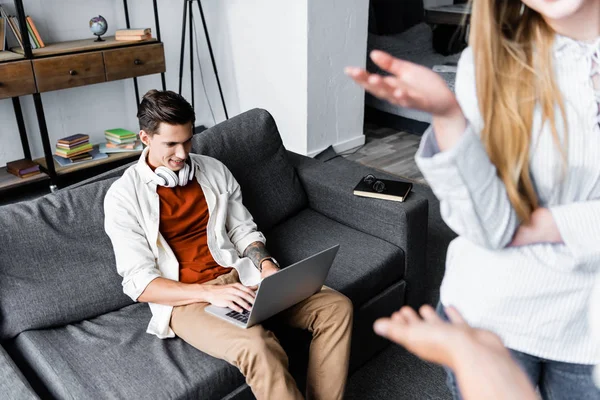 Selectieve Focus Van Knappe Man Zittend Bank Het Gebruik Van — Stockfoto