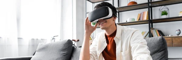 Panoramic Shot Man Virtual Reality Headset Apartment — Stock Photo, Image