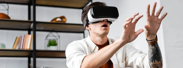 Plano Panorámico Del Hombre Con Auriculares Realidad Virtual Apartamento — Foto de Stock