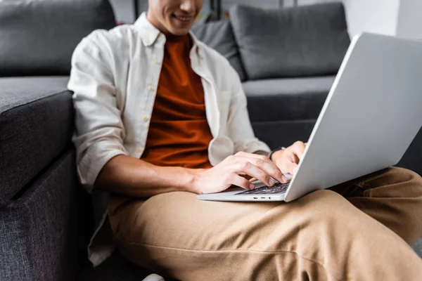 Vista Cortada Homem Camisa Sentado Chão Usando Laptop Apartamento — Fotografia de Stock