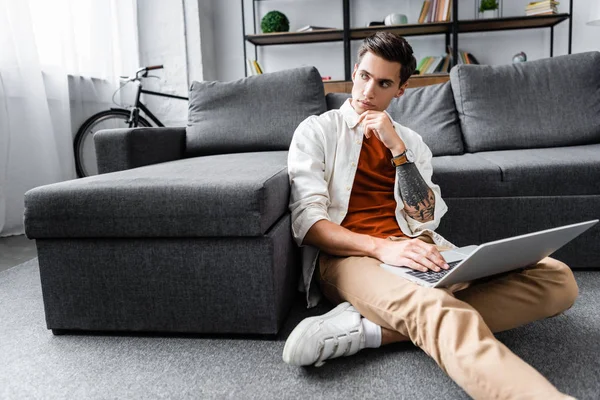 Hombre Guapo Camisa Sentado Suelo Uso Ordenador Portátil Apartamento — Foto de Stock