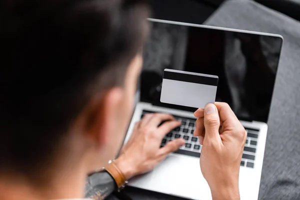 Selective Focus Man Holding Credit Card Using Laptop Apartment — Stock Photo, Image