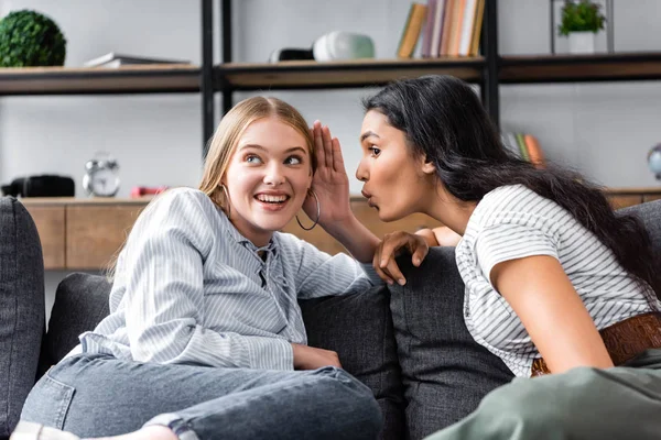 Multicultural Friends Sitting Sofa Smiling Apartment — Stock Photo, Image