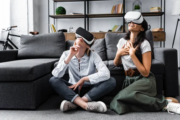 Amigos Multiculturales Felices Con Auriculares Realidad Virtual Sentados Suelo — Foto de Stock