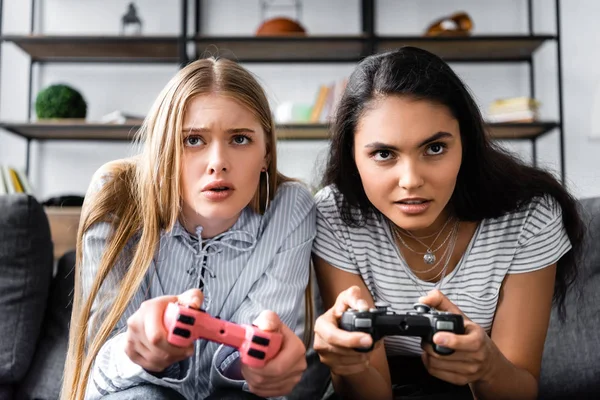乌克兰 2019年7月10日 多文化朋友坐在坐在公寓里玩电子游戏 — 图库照片