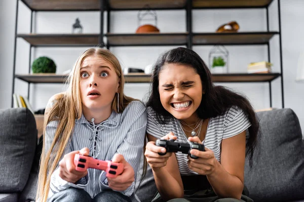 Kyiv Ucrânia Julho 2019 Amigos Multiculturais Sentados Sofá Jogando Videogame — Fotografia de Stock