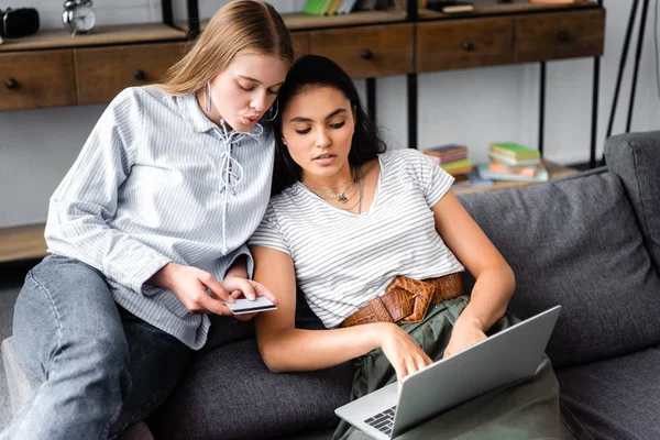 Mångkulturella Vänner Som Innehar Kreditkort Och Använda Laptop Lägenhet — Stockfoto