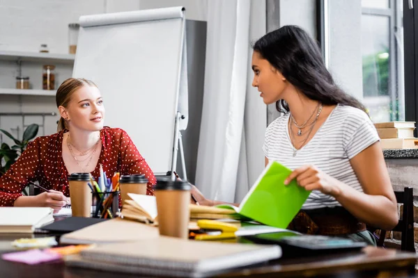 Attraenti Amici Multiculturali Seduti Tavola Che Studiano Appartamento — Foto Stock