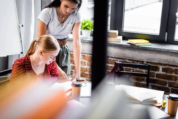 Selektiv Fokusering Attraktiva Mångkulturella Vänner Och Studera Lägenhet — Stockfoto