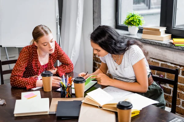 Attractive Multicultural Friends Sitting Table Studying Apartment — Stock Photo, Image