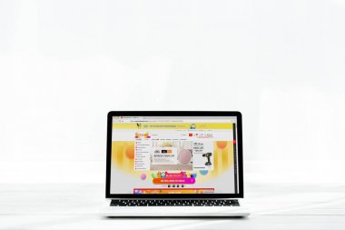 Kiev, Ukrayna - 23 Temmuz 2019: beyaz ekranda aliexpress web sitesi ile modern dizüstü bilgisayar 