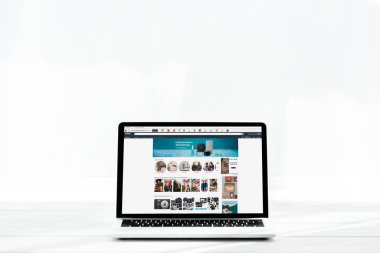 Kiev, Ukrayna - 23 Temmuz 2019: beyaz ekranda amazon web sitesi ile modern dizüstü bilgisayar 