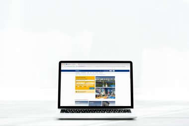 Kiev, Ukrayna - 23 Temmuz 2019: beyaz ekranda rezervasyon web sitesi ile modern dizüstü bilgisayar 