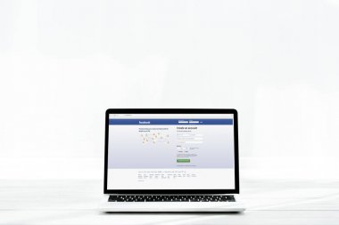 Kiev, Ukrayna - 23 Temmuz 2019: beyaz ekranda facebook web sitesi ile modern dizüstü bilgisayar 