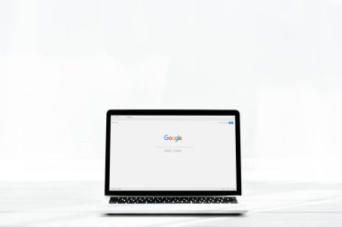 Kiev, Ukrayna - 23 Temmuz 2019: beyaz ekranda google web sitesi ile modern dizüstü bilgisayar 