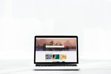 Kiev, Ukrayna - 23 Temmuz 2019: beyaz ekranda shutterstock web sitesi ile modern dizüstü bilgisayar 