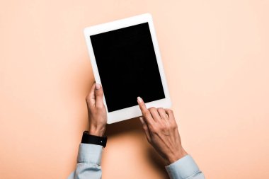 pembe üzerinde boş ekran ile dijital tablette parmak la işaret kadın kırpılmış görünümü