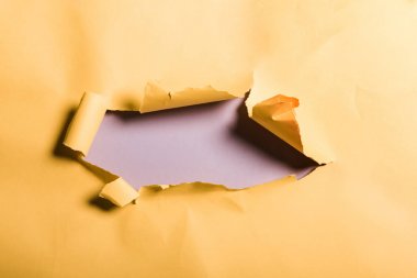 mor üzerinde haddelenmiş kenarı ile parçalanmış ve dokulu turuncu kağıt 