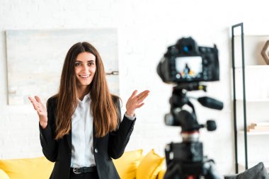 dijital fotoğraf makinesi bakarken mutlu video blogger gesturing seçici odak 