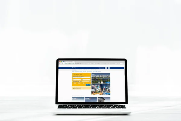 乌克兰 2019年7月23日 现代笔记本电脑与预订网站在屏幕上的白色 — 图库照片