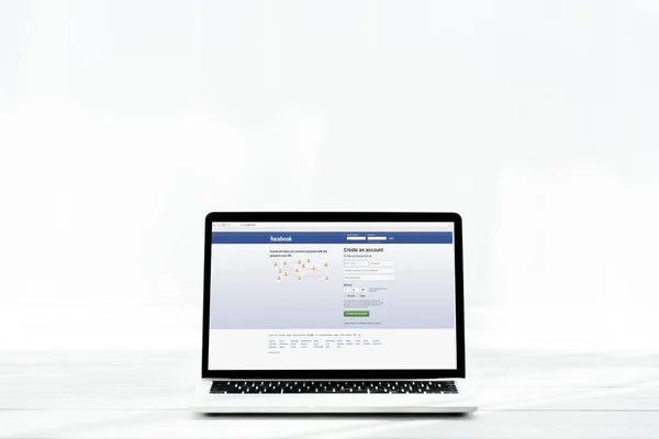 Київ Україна Липня 2019 Сучасний Ноутбук Веб Сайтом Facebook Екрані — стокове фото