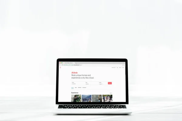 Kiev Oekraïne Juli 2019 Moderne Laptop Met Airbnb Website Het — Stockfoto